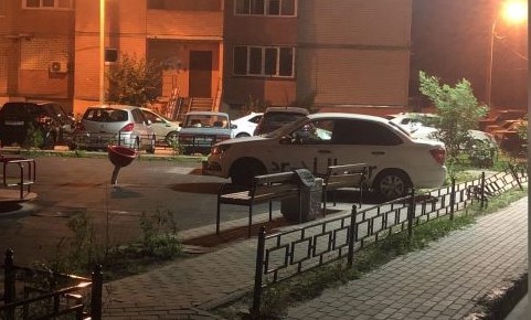 В воронежском дворе такси повалило ограждение и выехало на детскую площадку (ВИДЕО)