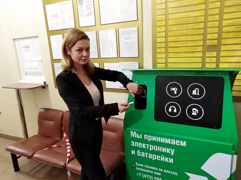 В управе Ленинского района Воронежа установили контейнер по сбору отработанных батареек
