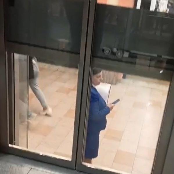Из-за отключения света в лифте воронежского ТЦ застряли люди