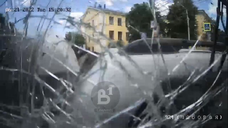 Опубликовали видео жёсткого столкновения маршрутки с «Тойотой» в Воронеже