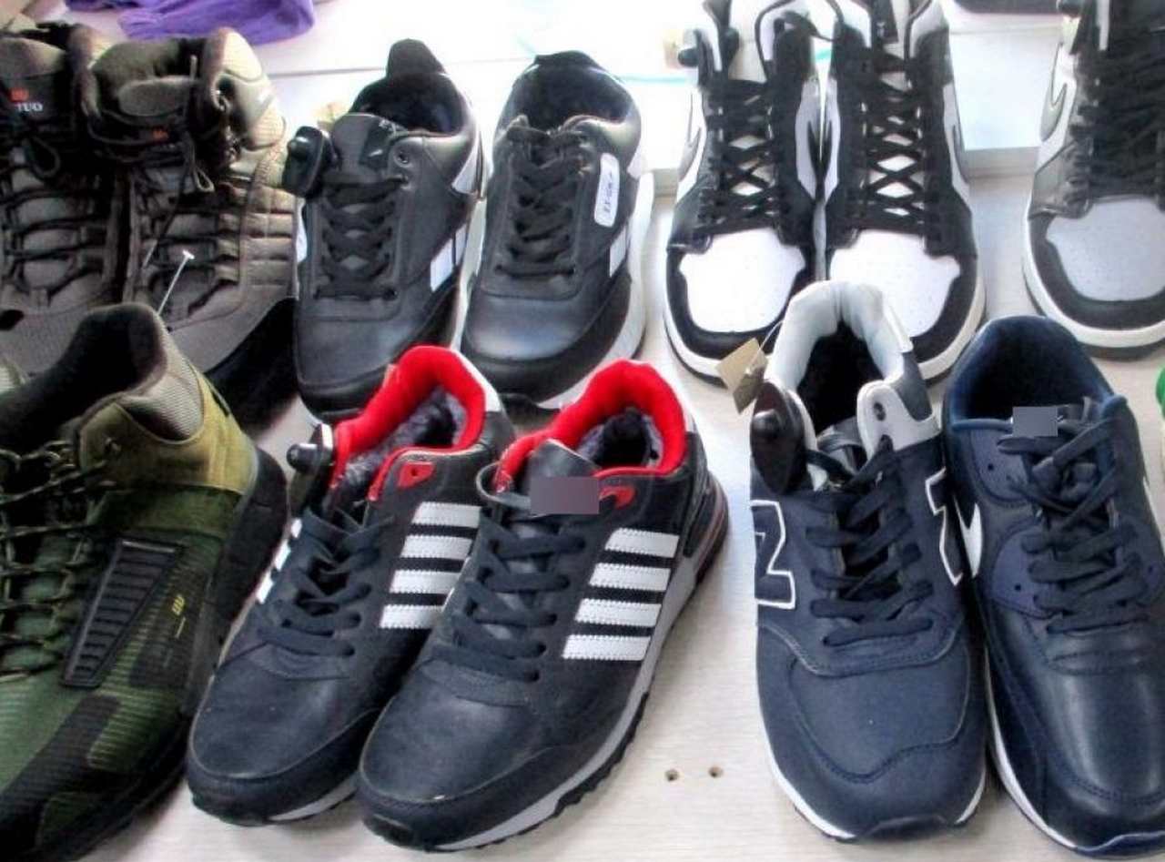 Партию контрабандных кроссовок известных брендов изъяли из продажи в Воронеже