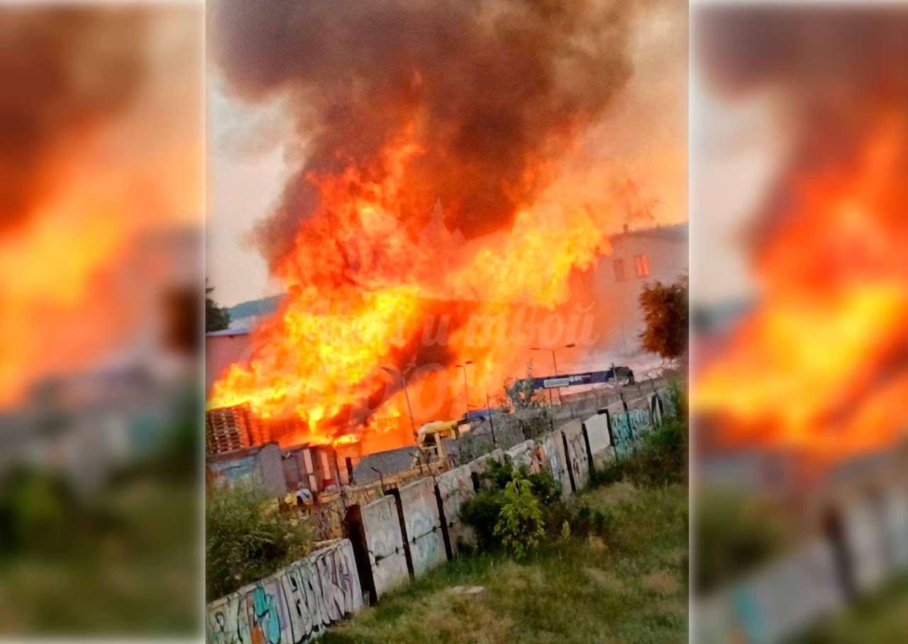 Видео горящего склада в Воронеже опубликовали жители