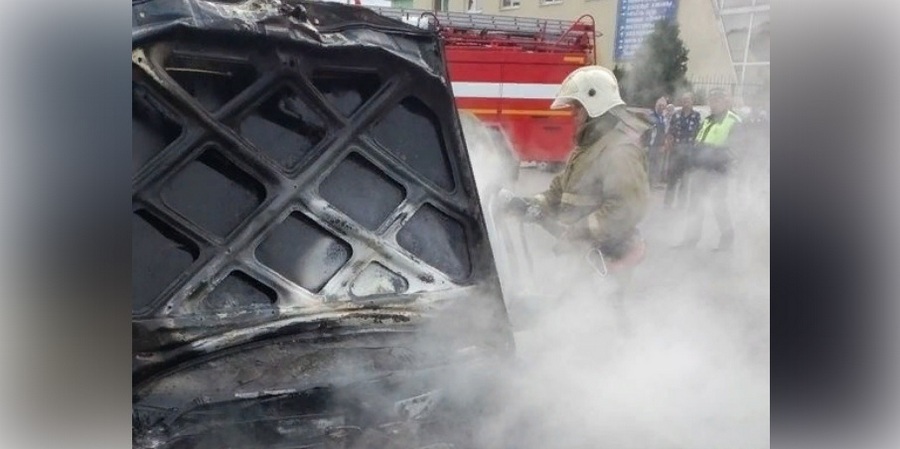 На левом берегу Воронежа горел автомобиль Subaru Forester