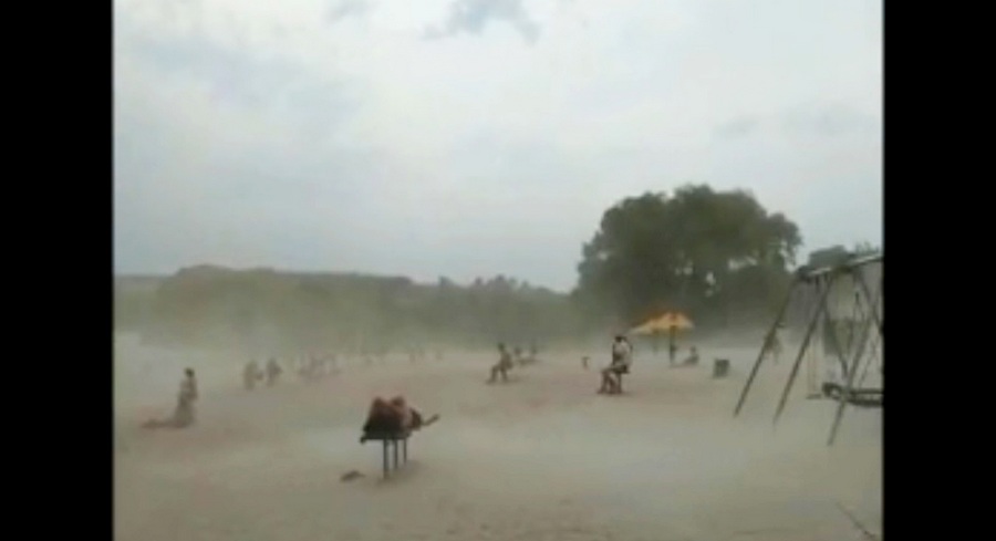 Отдыхающие сняли на видео мощную бурю на пляже в Воронежской области