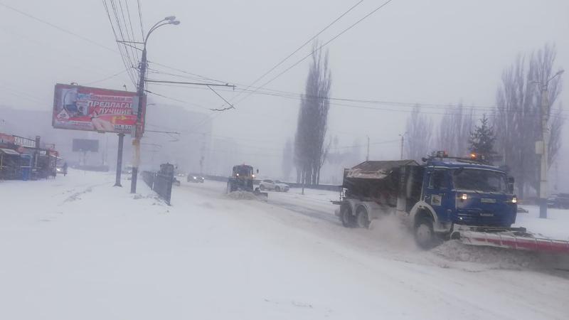 В Воронеже идёт нешуточная коммунальная борьба со снегопадом (ФОТО)
