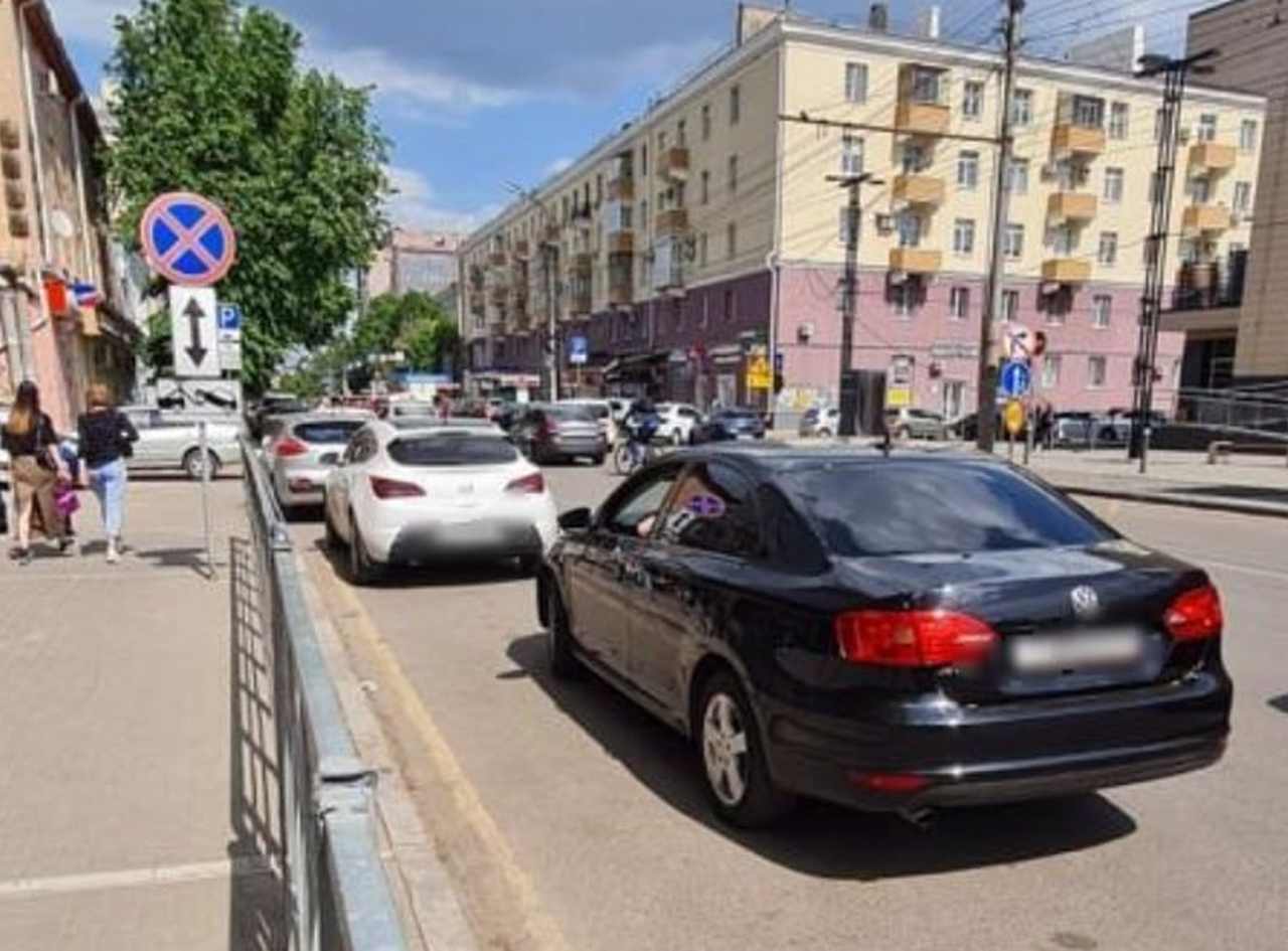 За циничную парковку в центре Воронежа на 1,5 тыс. рублей оштрафовали автомобилистку
