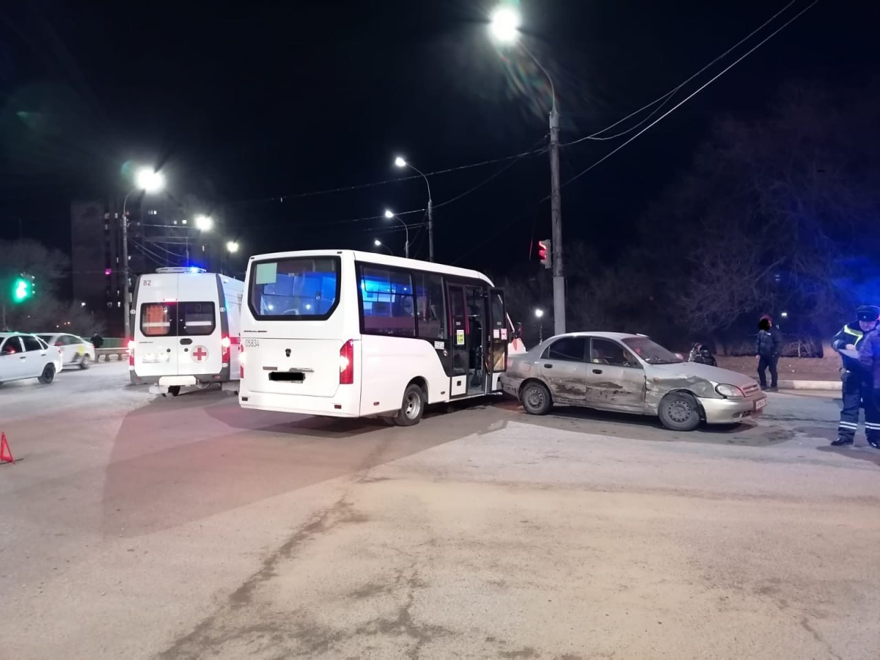 В столкновении иномарки с маршруткой в Воронеже пострадали 2 пассажирки