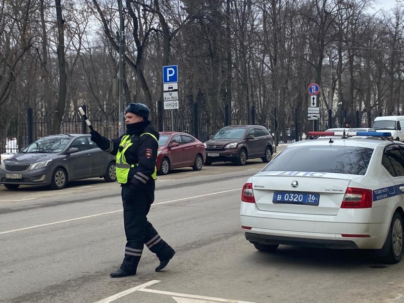 Полицейские спасли водителя с приступом эпилепсии в Воронеже