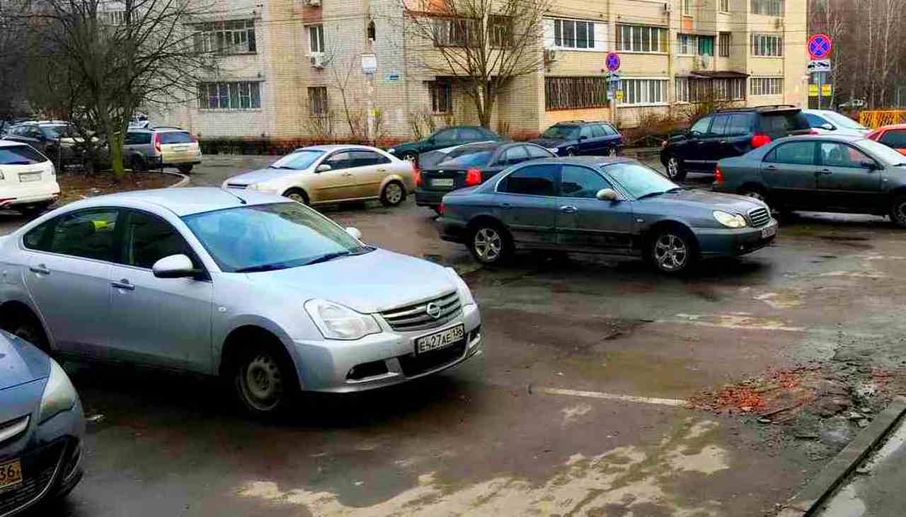 Владельцев авто, мешающих устранить утечку на водоводе, ищут в Воронеже