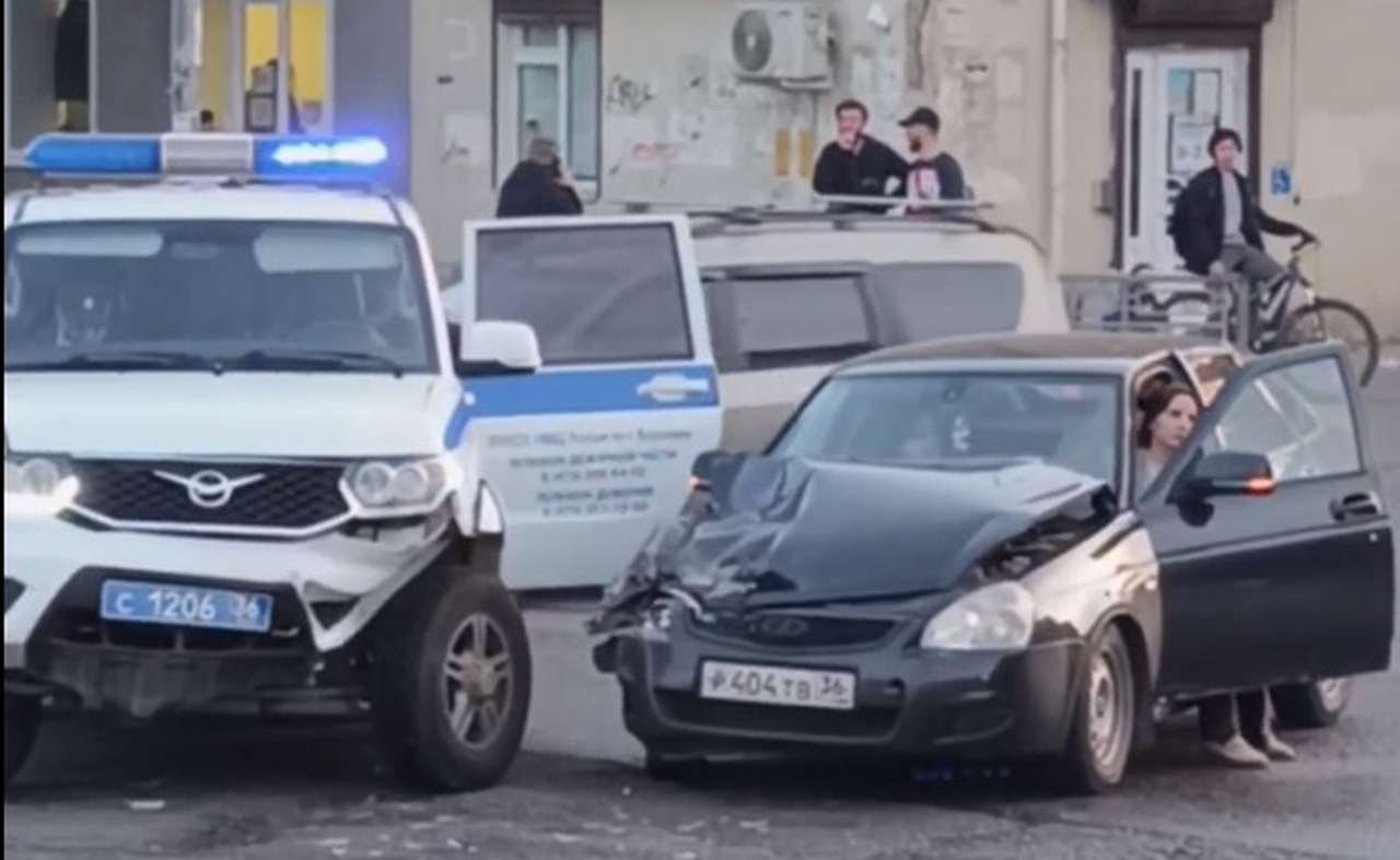 В Воронеже сняли на видео последствия аварии с полицейской машиной