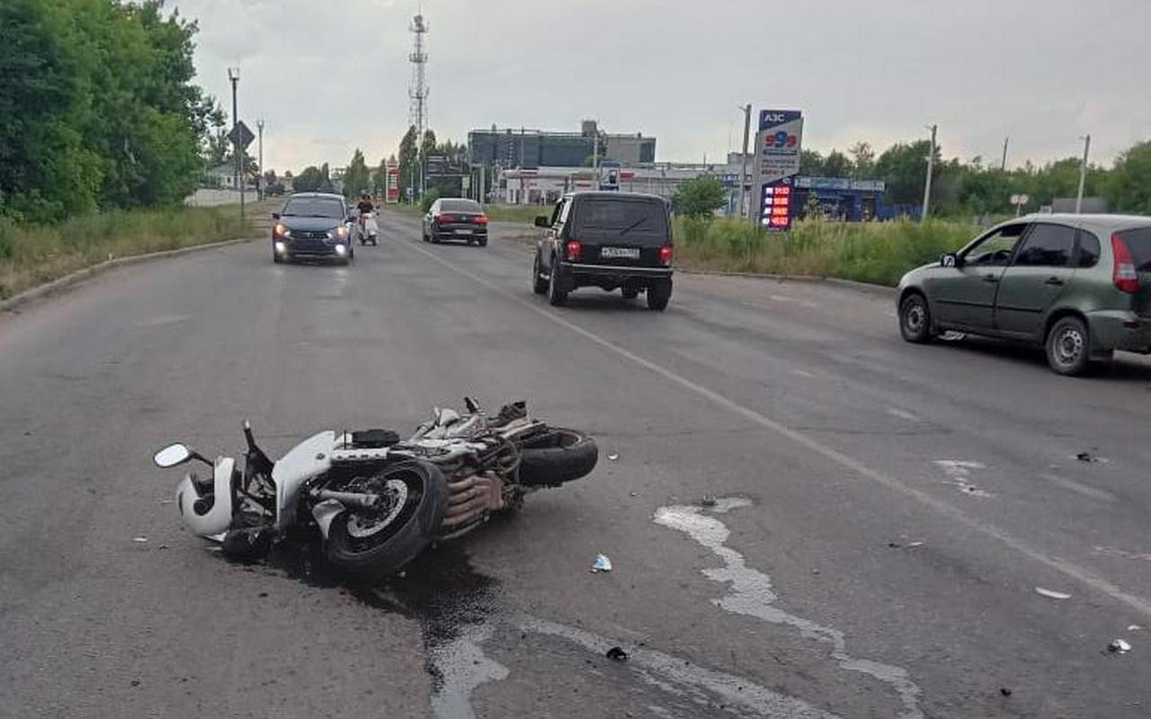 Мотоциклист пострадал в ДТП с легковушкой в Воронежской области