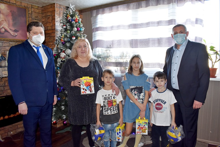 В Ленинском районе продолжают дарить детям праздник