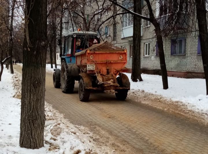 Коммунальщики Воронежа сражаются со снегопадом