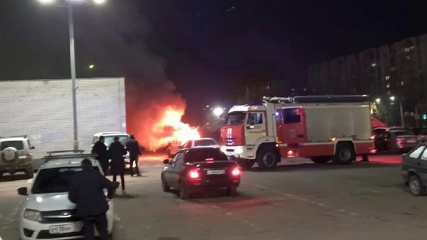 Иномарка сгорела на парковке у популярного торгового центра в Воронеже