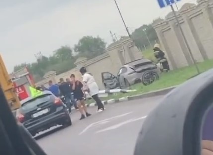 Водитель на Porsche разрушил в Воронеже кирпичный забор и сбежал без машины (ВИДЕО)