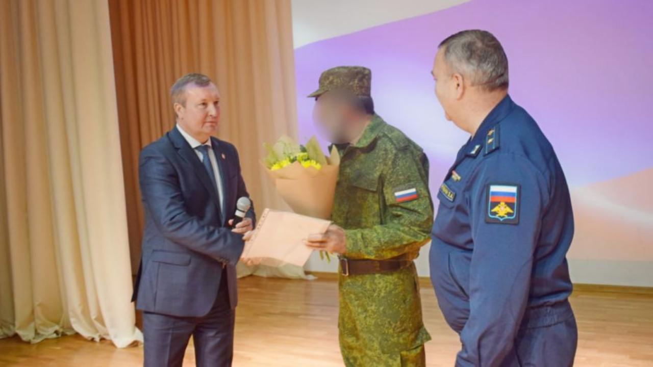 Спасшего сослуживцев жителя Воронежской области наградили орденом Мужества