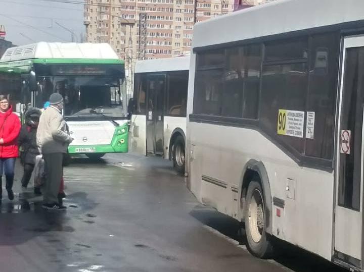 В Воронеже на остановке столкнулись 4 большегрузных автобуса