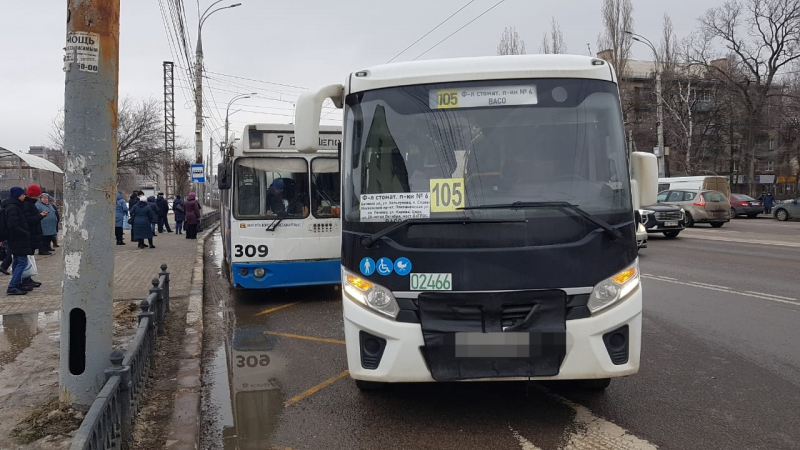 Девушка-подросток пострадала в столкновении в Воронеже автобуса с троллейбусом