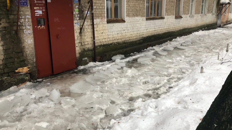 Воронежцы пожаловались на мешающую проходу рухнувшую ледяную глыбу