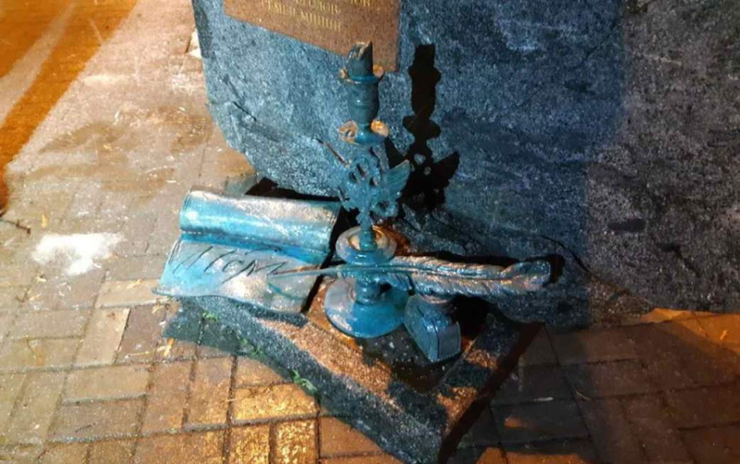 Спустя месяц после установки повредили скульптуру в центре Воронежа