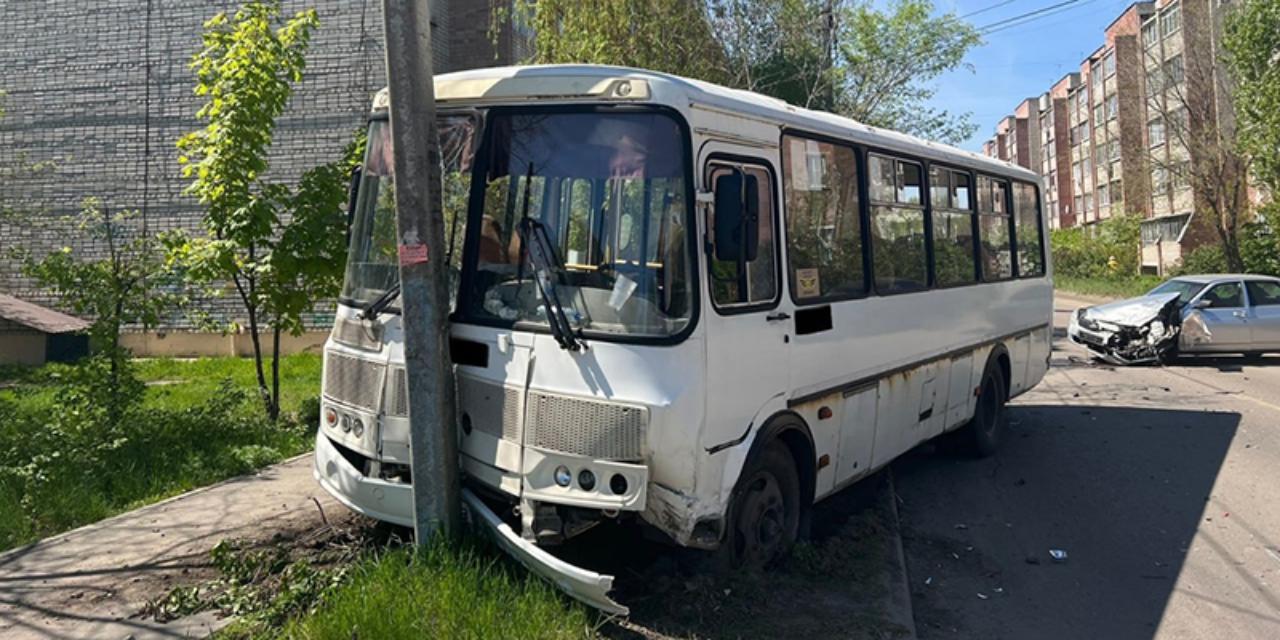 Автобус врезался в столб после спровоцированного 18-летним воронежцем ДТП