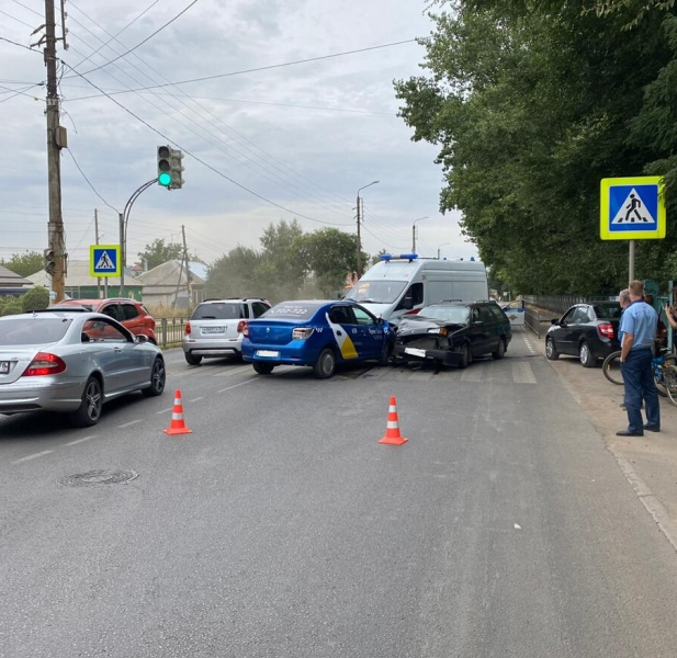 В столкновении «Рено» с такси в Воронеже пострадали две пассажирки