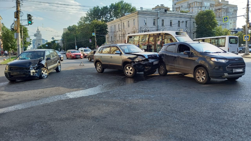 В столкновении 4 автомобилей в центре Воронежа пострадали 2 человека