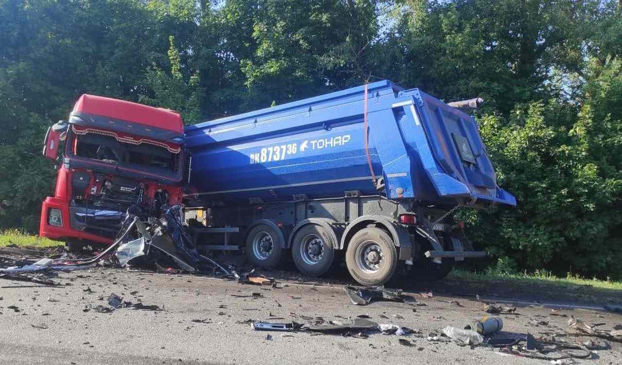 Автомобилист из Саратова погиб в лобовом ДТП с грузовиком на воронежской трассе