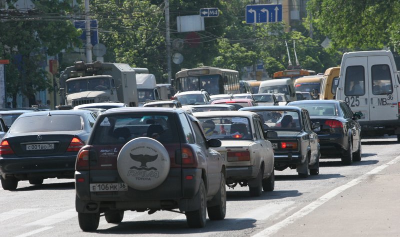 Пробки парализовали оба выезда из Воронежа 