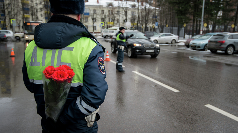 Воронежские автоинспекторы ловят пьяных водителей и дарят цветы дамам