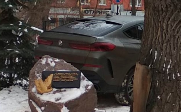 Новая хамская парковка в Воронеже у памятника жертвам бомбардировки не подтвердилась