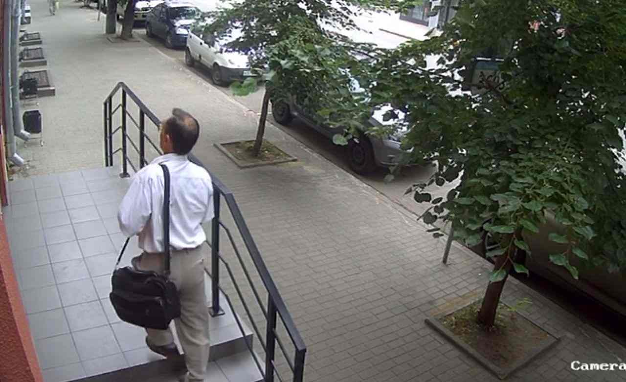 Срывающего листовки патриотического характера мужчину объявили в розыск в Воронеже
