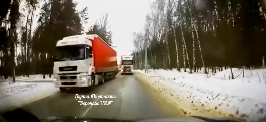 В Воронеже на видео попало опасное вождение водителей фур