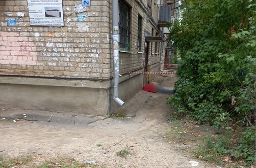 Полицейские установили личность умершего под окнами пятиэтажки в Воронеже мужчины