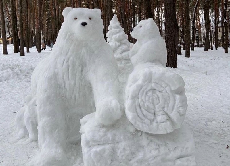 В воронежском парке появилась сделанная из снега сёстрами Сысоевыми медведица с медвежатами