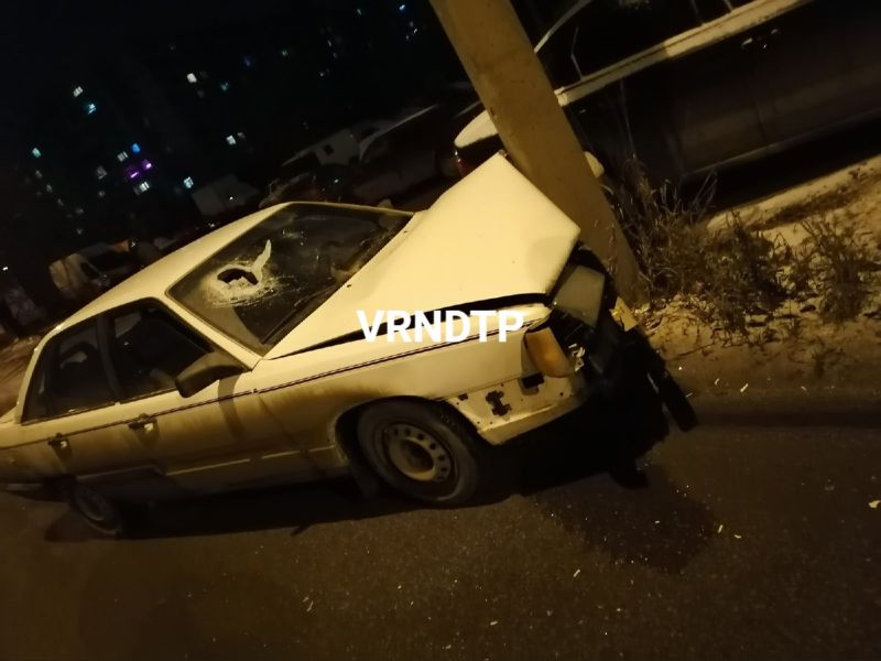 В Воронеже в протаранившей столб «Ауди» пострадала пассажирка