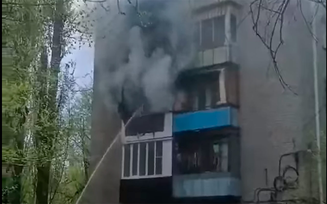 Опасный пожар разгорелся на балконе пятиэтажки в Воронеже