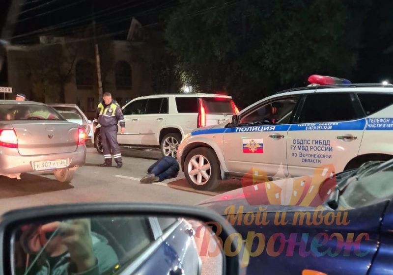 В Воронеже сильно пьяный пассажир «Лады» вывалился из машины прямо перед полицейскими