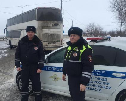 Воронежские автоинспекторы спасли замерзавших в сломанном междугороднем автобусе пассажиров