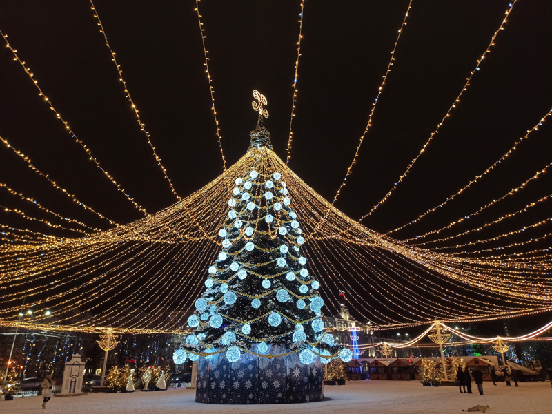 В новогоднюю ночь на площади Ленина в Воронеже собрались тысячи людей