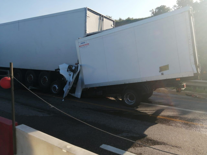 Молодой водитель на «Газели» погиб после столкновения с грузовиком на воронежской трассе