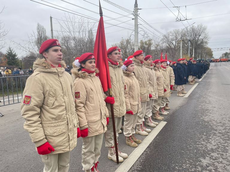 Юнармейцы из Ленинского района приняли участие в исторической реконструкции легендарного Парада 