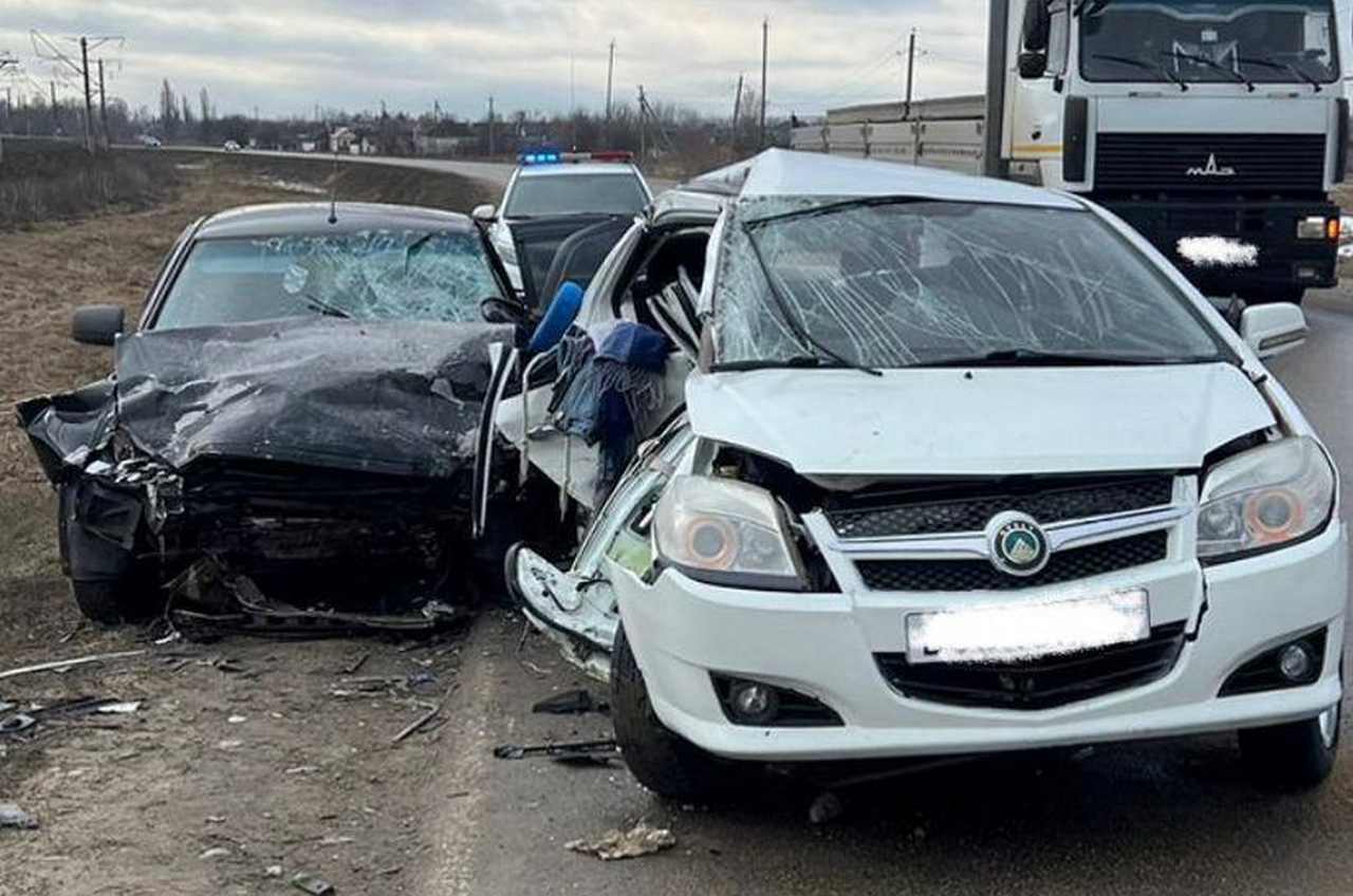 В столкновении двух авто на встречной полосе воронежской трассы пострадали  5 человек | Горком36 новости Воронеж