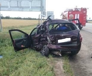 Двое детей и женщина пострадали в аварии с большегрузом в Воронежской области