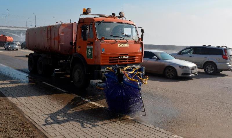 После зимы: в Центральном районе Воронежа приступили к очистке дорожных ограждений