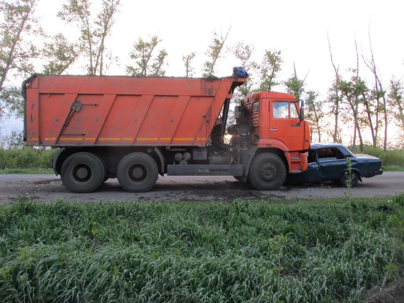 Легковушка с 22-летним водителем влетела под встречный КамАЗ в Воронежской области