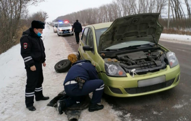 Инспекторы ГИБДД помогли водителю с поломкой на трассе в Воронежской области 