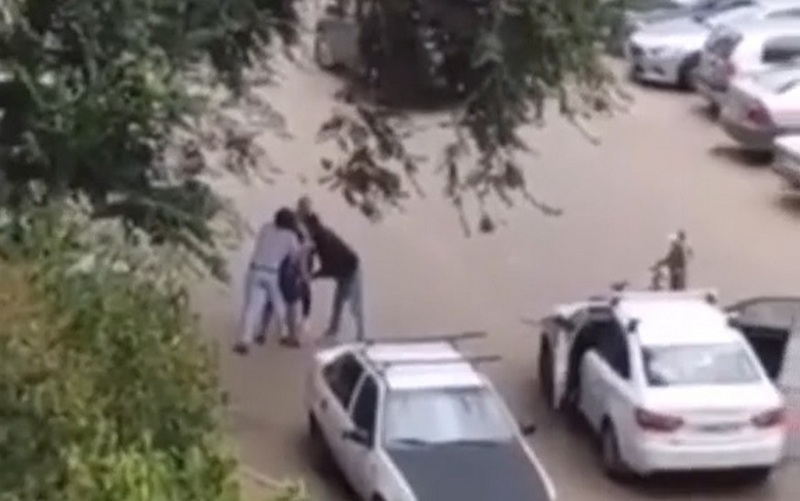 В Воронеже подрались отец и водитель, сбивший во дворе дома ребенка на велосипеде