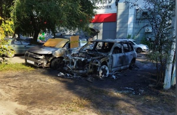 Ночью в Воронеже сгорели 2 припаркованные иномарки