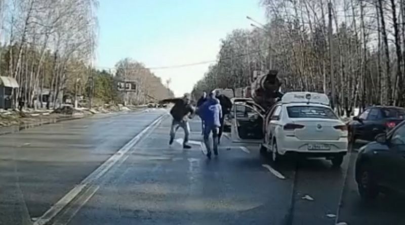 В Воронеже на видео попали автомобилисты, выясняющие отношения с помощью биты